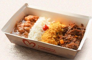 Carne desfiada com arroz, feijão e farofa